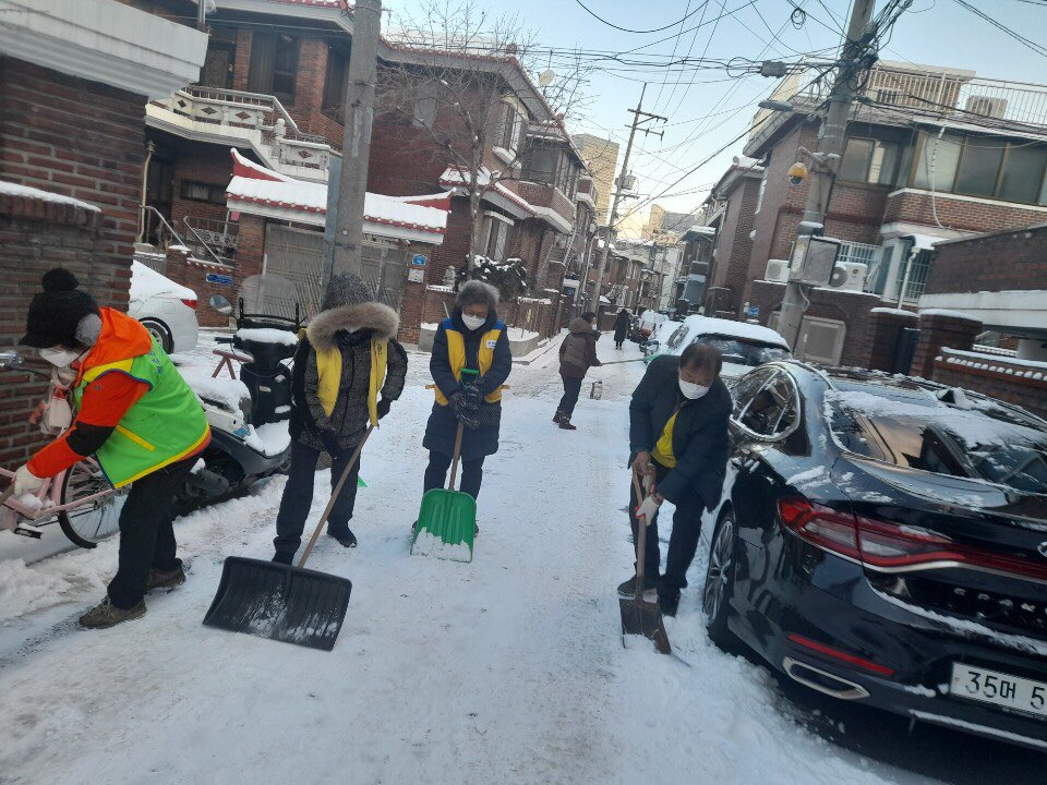 자원봉사연합회 제설작업 의 이미지