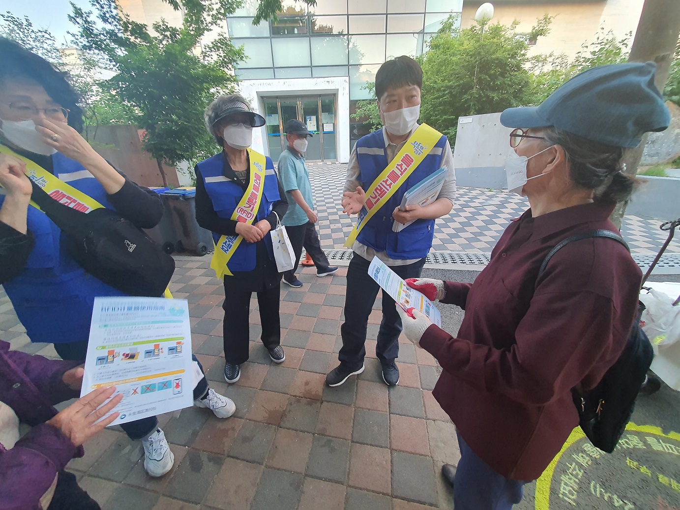 음식물쓰레기 종량기(RFID)사용 민관합동 야간 주민 홍보 의 이미지