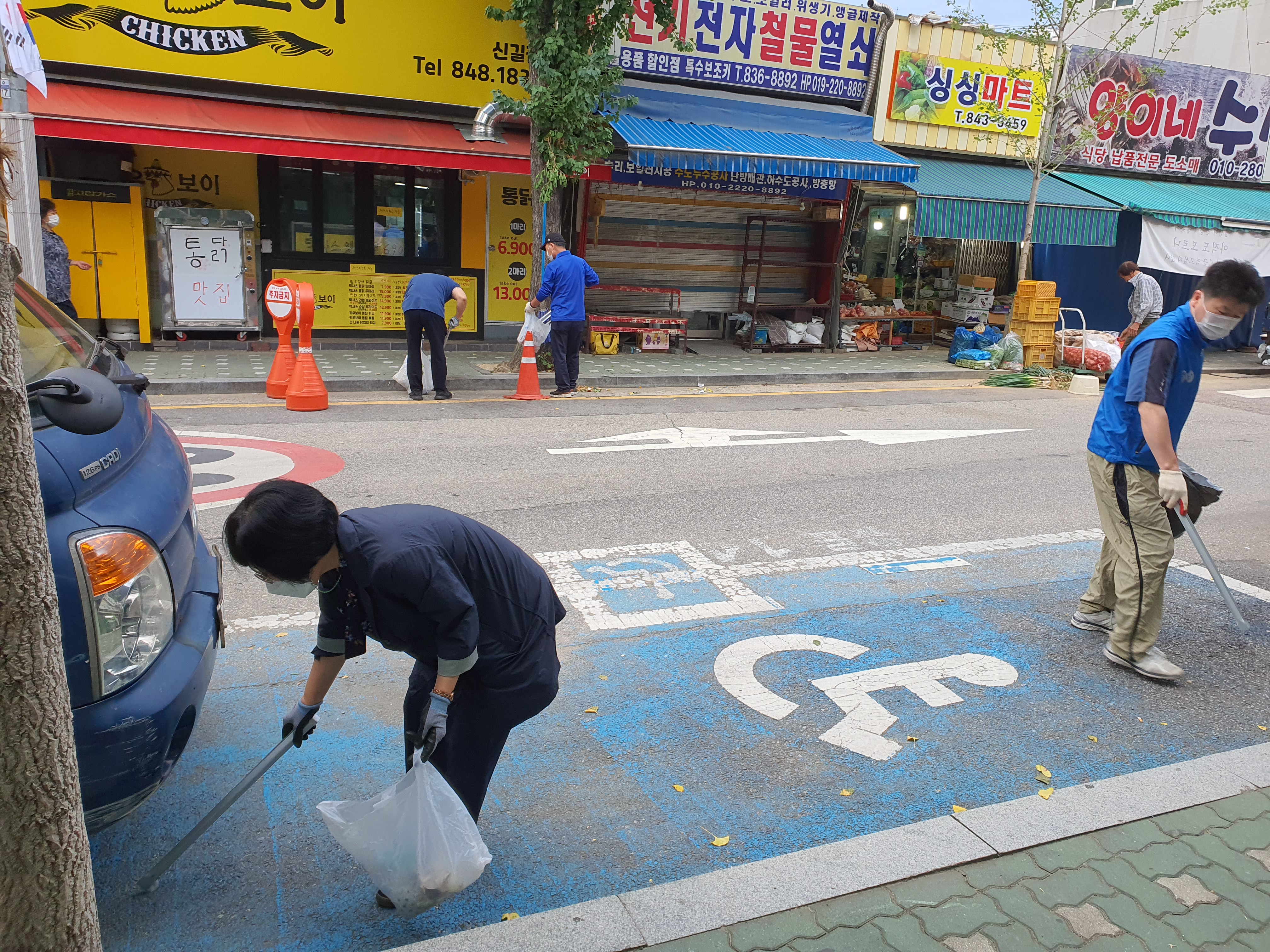 추석 맞이 신길1동장·주민 합동 거리 청소 실시(새마을지도자협의회) 의 이미지