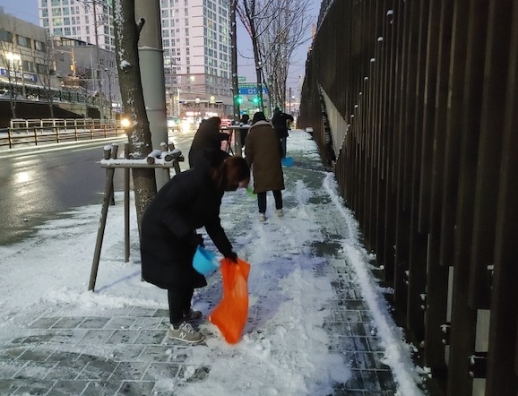 12. 18.(토) 제설작업 실시(주민센터 동장 및 직원, 구청 지원부서) 의 이미지