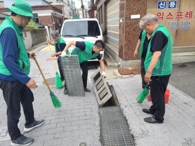 신길3동 새마을지도자협의회 빗물받이 청소 의 이미지