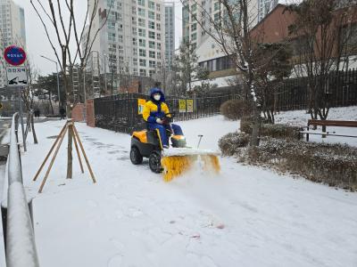 신길7동 소형 제설차("붕붕이")로 제설작업 실시 의 이미지
