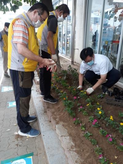 대림2동 꽃모 식재 행사 의 이미지