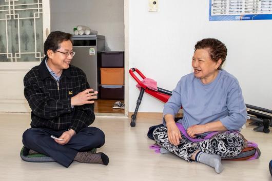 어르신과의 따뜻한 동행 _ 신길1동 의 이미지