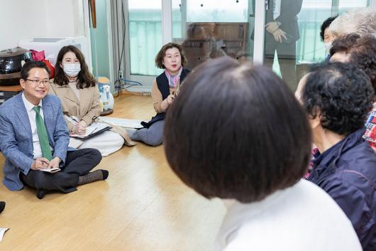 어르신과의 따뜻한 동행(문래동) 의 이미지