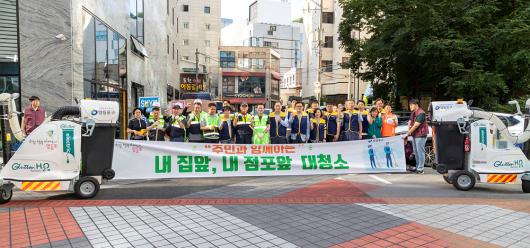 노면청소기 활용 골목길 청소 의 이미지