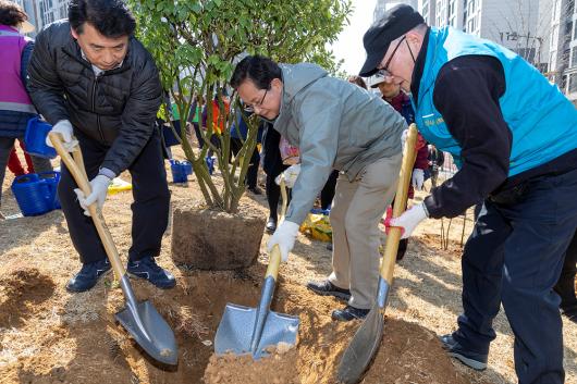 제79회 식목일 나무심기(신길9구역 근린공원) 의 이미지