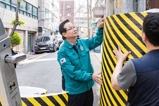 어린이 보호를 위한 전신주 안전보호대 설치 의 이미지