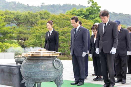 현충원 참배 사진