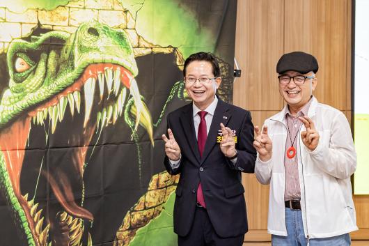 과학문화 특별프로그램 차이나는 과학클라스 과학마술 콘서트「공룡 매직쇼」 사진