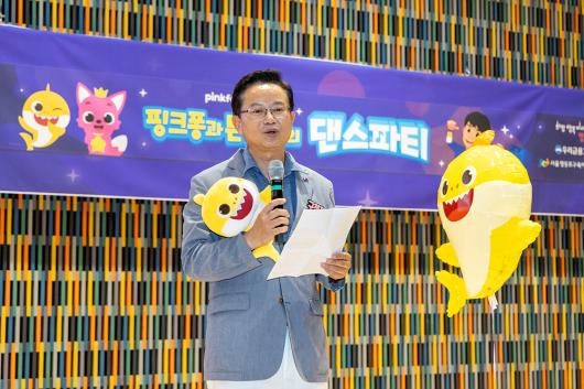 가족참여문화공연프로그램_핑크퐁과 튼튼샘의 댄스파티 사진