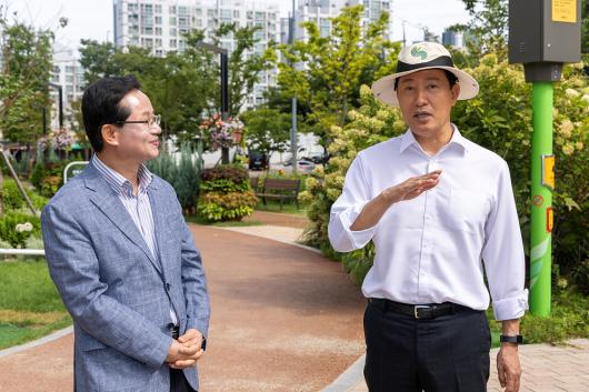 오세훈 서울시장 문래동 꽃밭정원 방문 사진