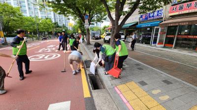 주민자치위원회 빗물받이 청소의 날 행사 의 이미지