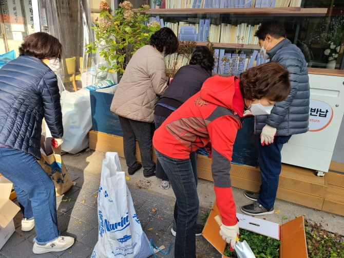 11.5.(금) 당산1동 푸른 골목길 조성을 위한 플랜트박스 설치 및 식재 의 이미지