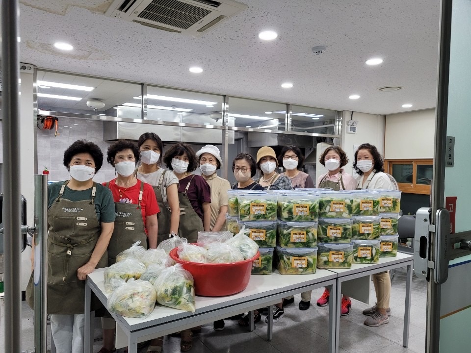 자원봉사 연합회 어르신 반찬 나눔 행사 의 이미지
