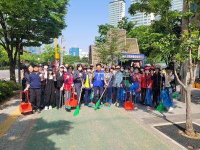 (5. 16) 통장연합회와 동 주민센터 직원 합동 대청소 의 이미지