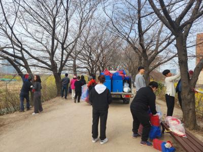 제8회 양평1동 안양천 벚꽃길 걷기 대회 청사초롱 작업 의 이미지