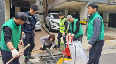 (4.25.) ＇양평2동 새마을지도자협의회＇와 함께하는 빗물받이 대청소 실시 의 이미지