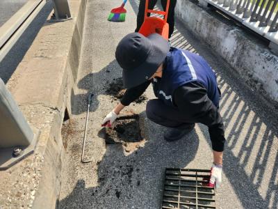 (5.1.) 보도육교 빗물받이 점검 의 이미지