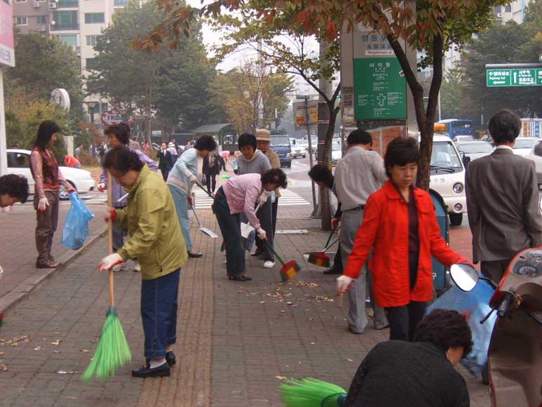 "청소의 날" 대청소실시 의 이미지
