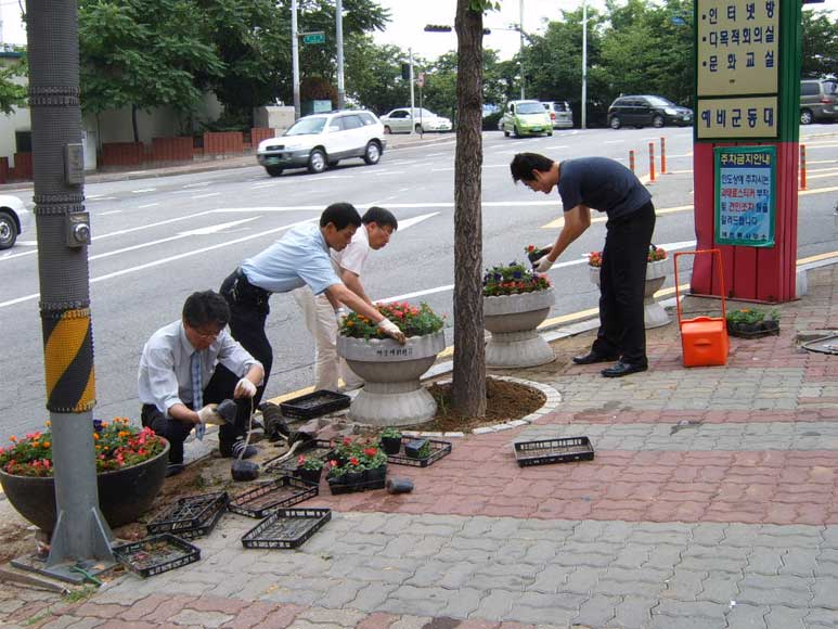 동청사주변 꽃심기3 의 이미지