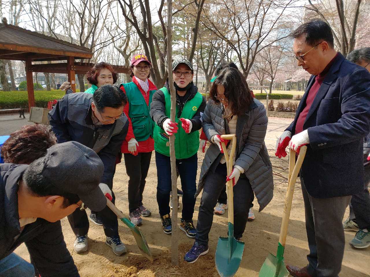 새마을 부녀회 및 동 주민센터 합동 식목일 행사 의 이미지