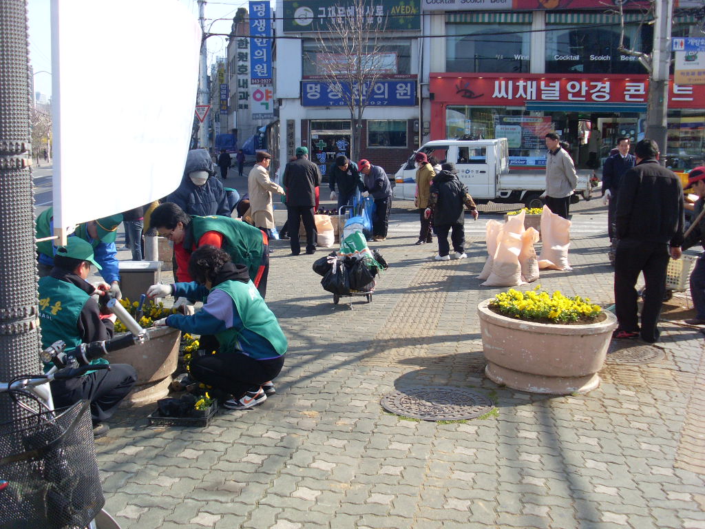 꽃길 가꾸기 의 이미지