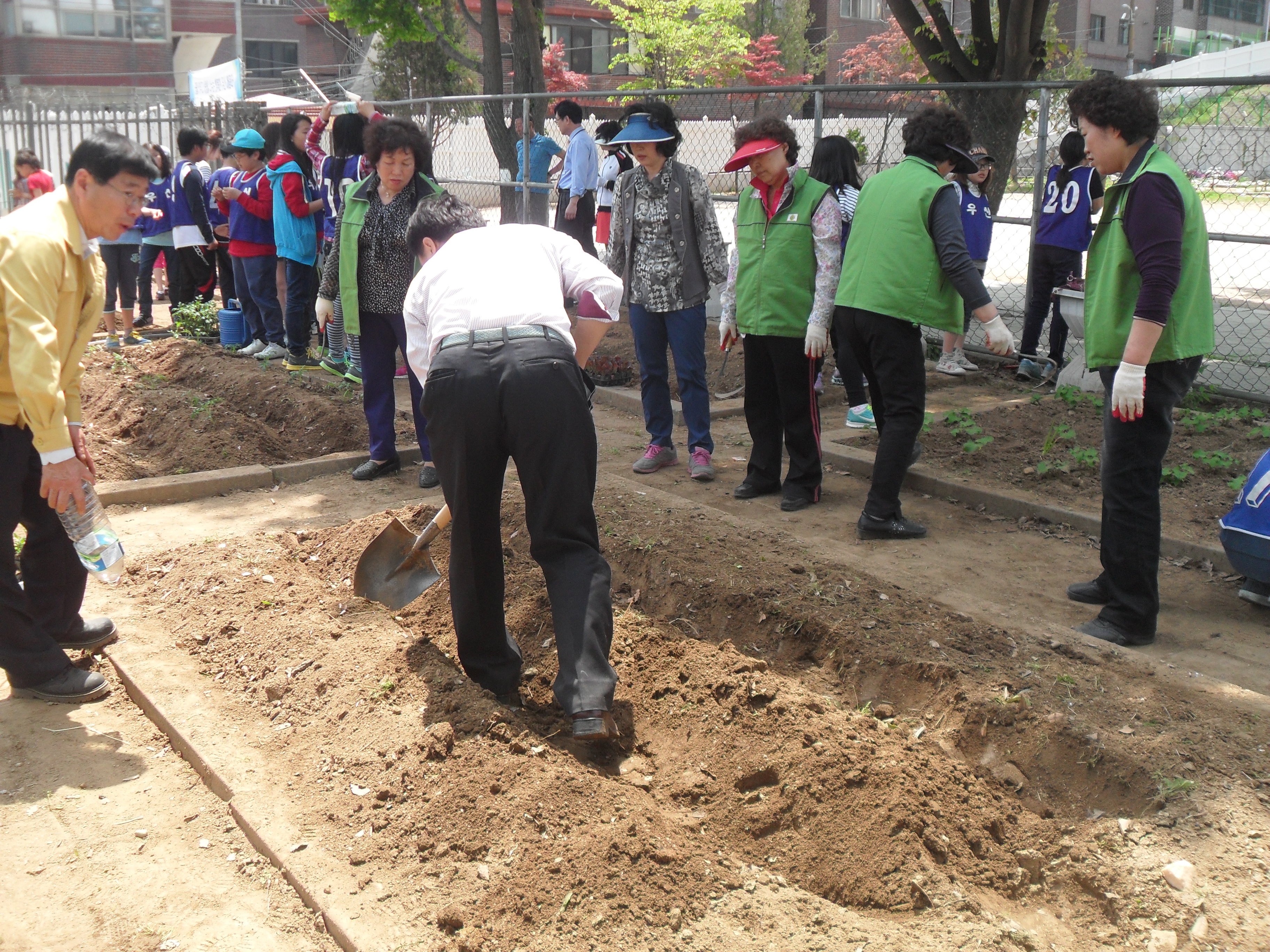 마을 텃밭 가꾸기 의 이미지