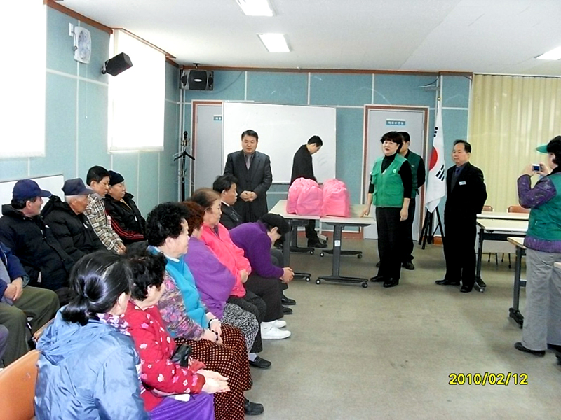 설날 이웃돕기 '사랑의 선물' 전달 (새마을 3개 단체 합동) 의 이미지