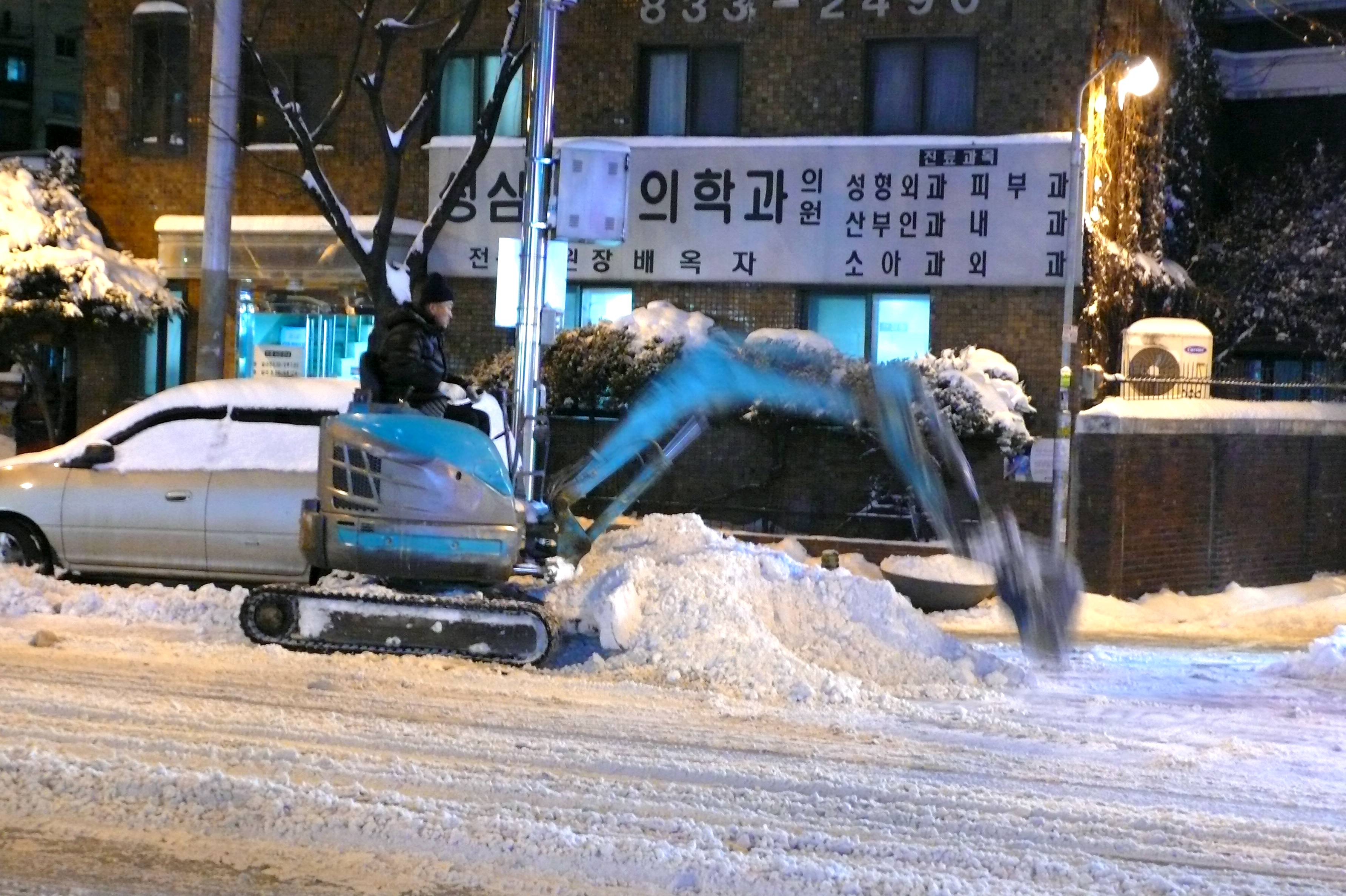 2010. 신년 폭설 제설작업 미담사례 (개인 포크레인 자원봉사) 의 이미지