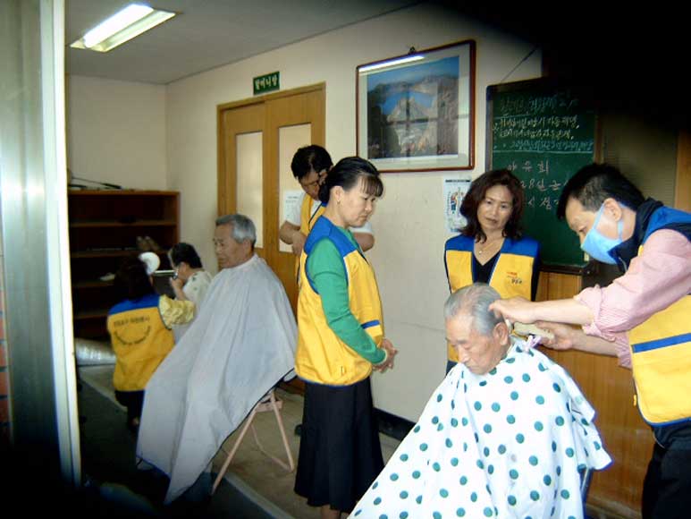노인 무료 이.미용 봉사 의 이미지