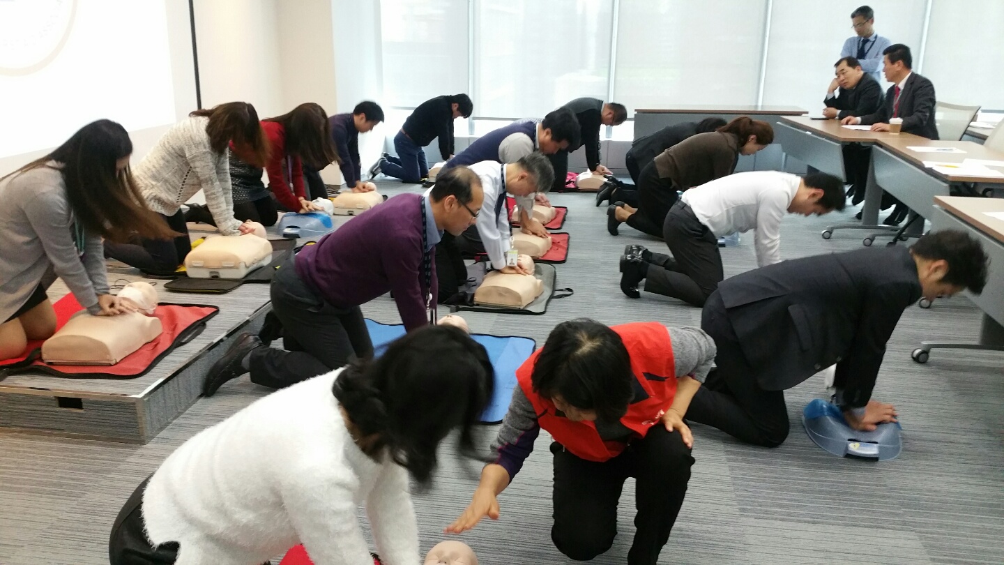 한국IBM 직원 대상 심폐소생술 교육 의 이미지