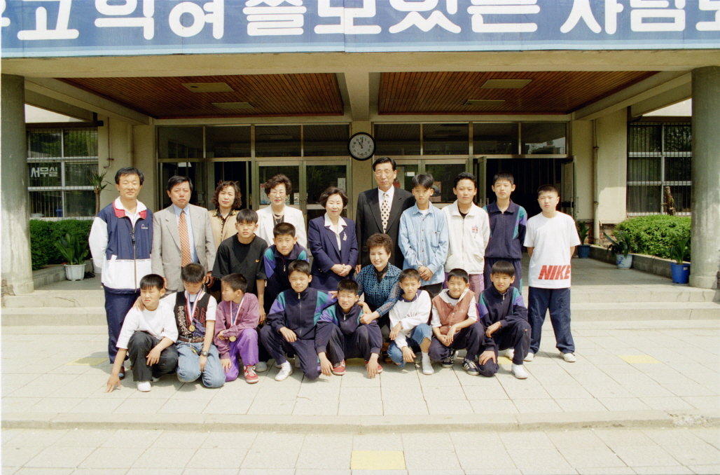 우신초교방문 축구단 격려 의 이미지