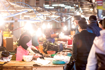 Традиционный рынок в Ёндынпхо image